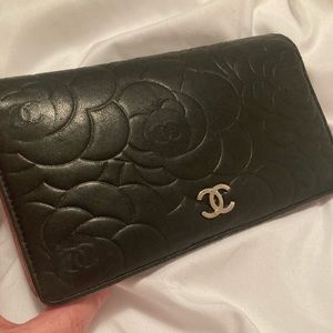 Chanel Yen Bifold Camellia wallet